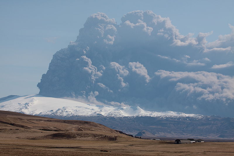 Eyjafjallajokull volcano plume (by Boaworm)
